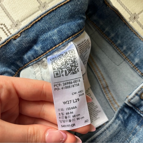 Levi's distressed high waisted mom jeans size 27/29L - Picture 8 of 8